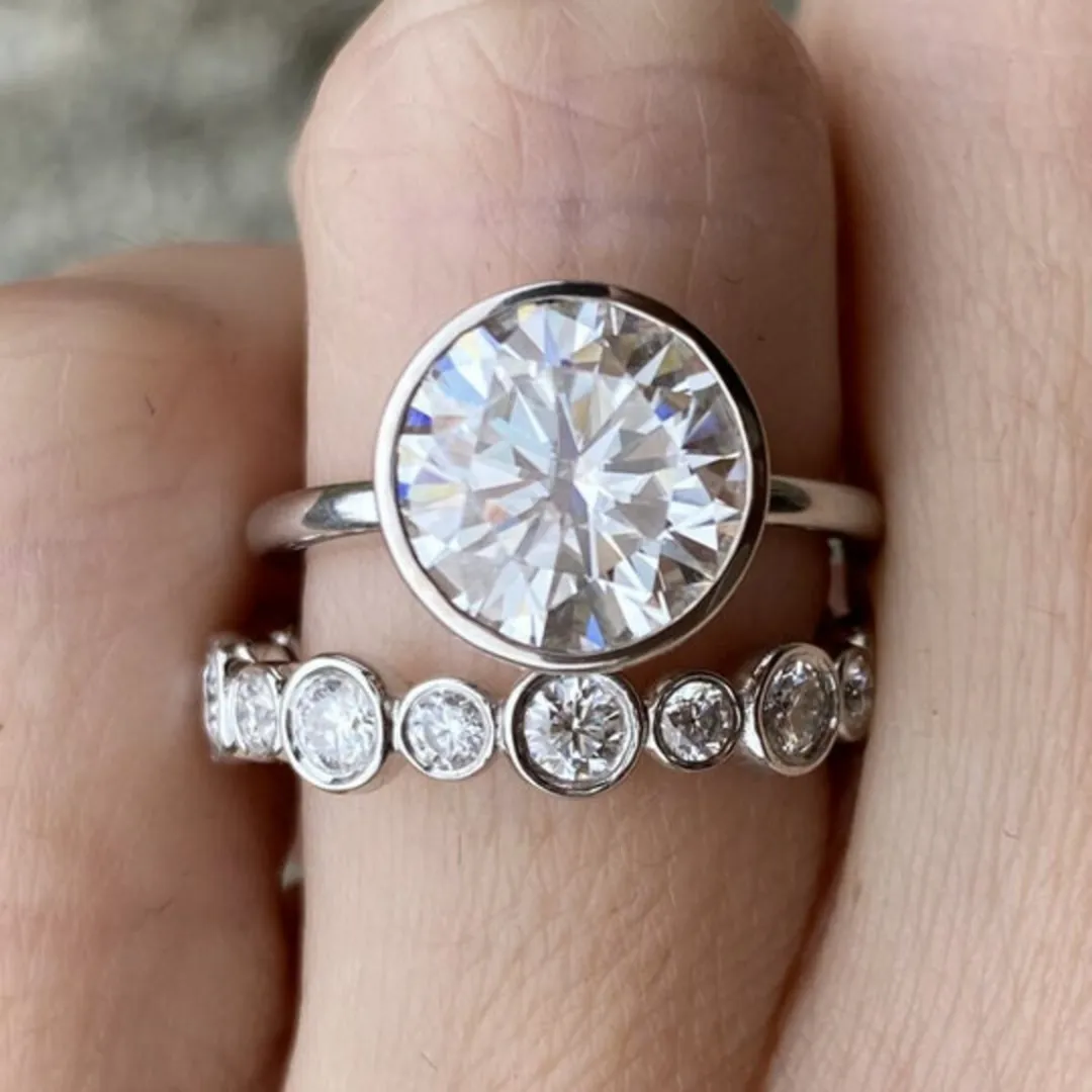 /public/photos/live/Unique Round Moissanite Engagement Ring Set For Her (3).webp